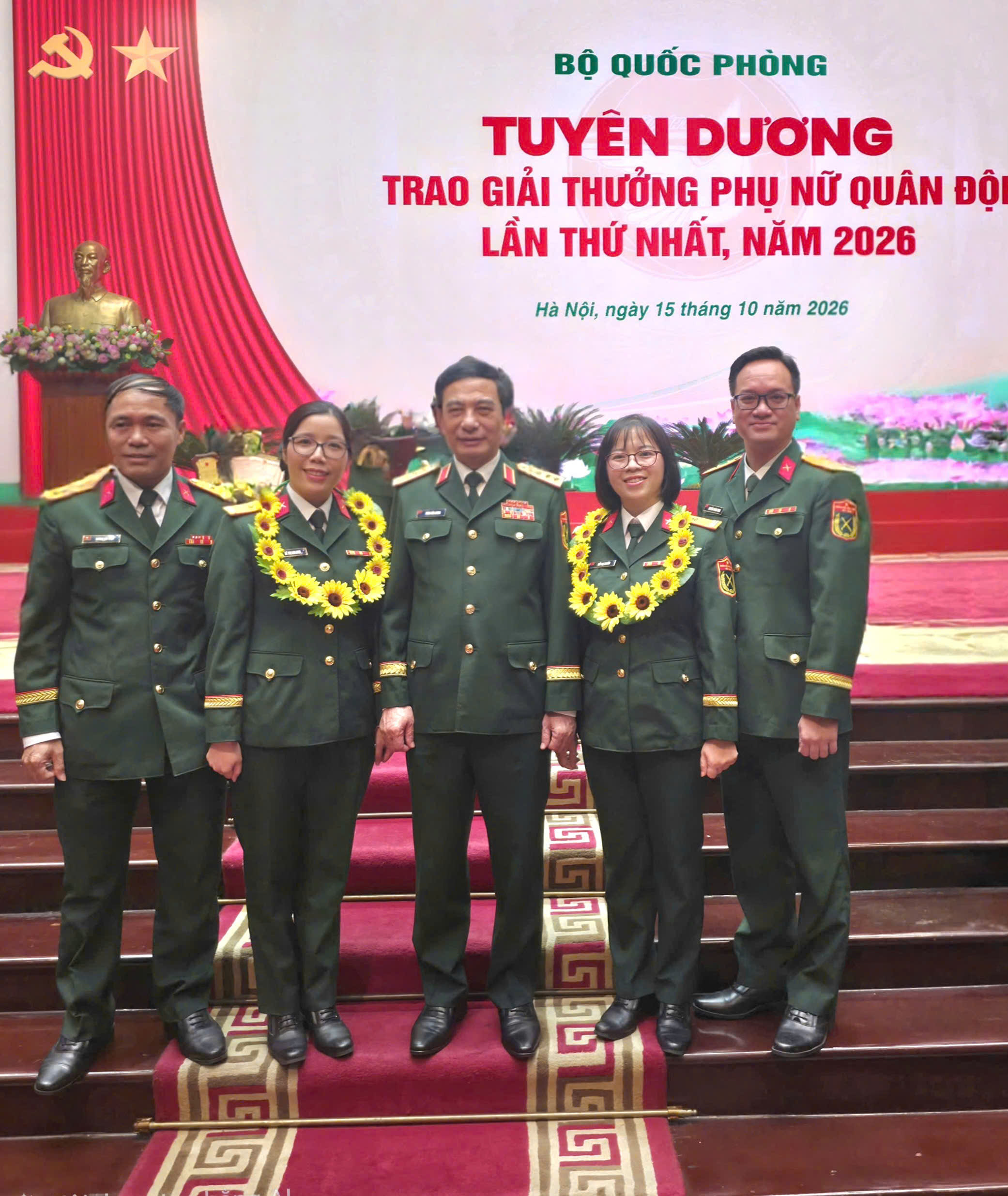 Phụ nữ Trung tâm Nhiệt đới Việt - Nga được tuyên dương tại Lễ trao Giải thưởng Phụ nữ Quân đội lần thứ nhất
